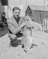 Man with a dead Lynx