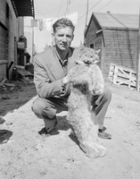 Man with a dead Lynx
