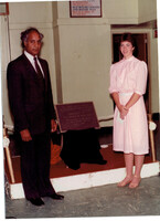 .1983 Mayor Nzir Ahmad unveiling the dedication plaque.