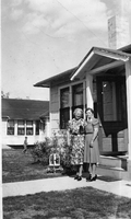 chlo and friend in front of house