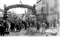  Dutch Float turning from Main onto First Avenue 
